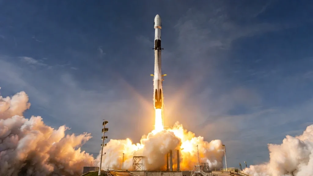 Reusable rocket launching into space, modern aerospace design, dramatic lighting, realistic style